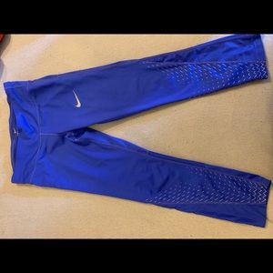Nike cropped leggings. Size small with reflection